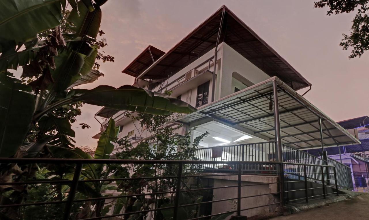 Nirupama,Hotel Aluva 700 Mtr From Aluva Railway Station Alwaye Exterior photo