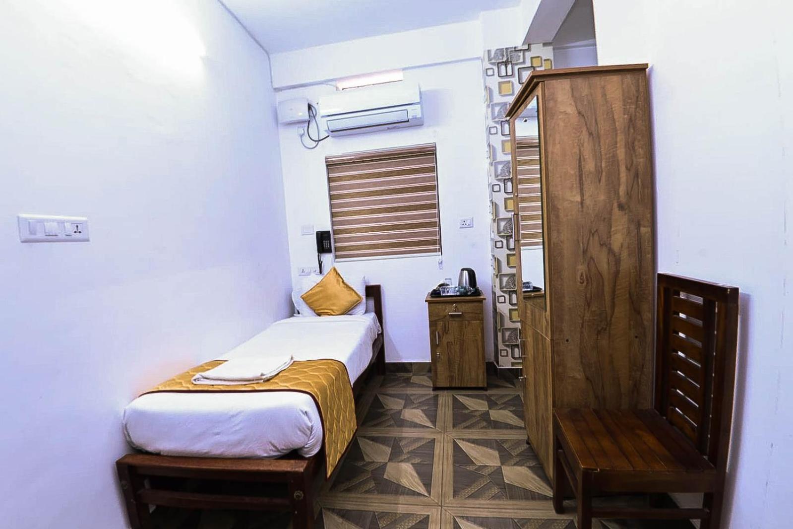 Nirupama,Hotel Aluva 700 Mtr From Aluva Railway Station Alwaye Exterior photo