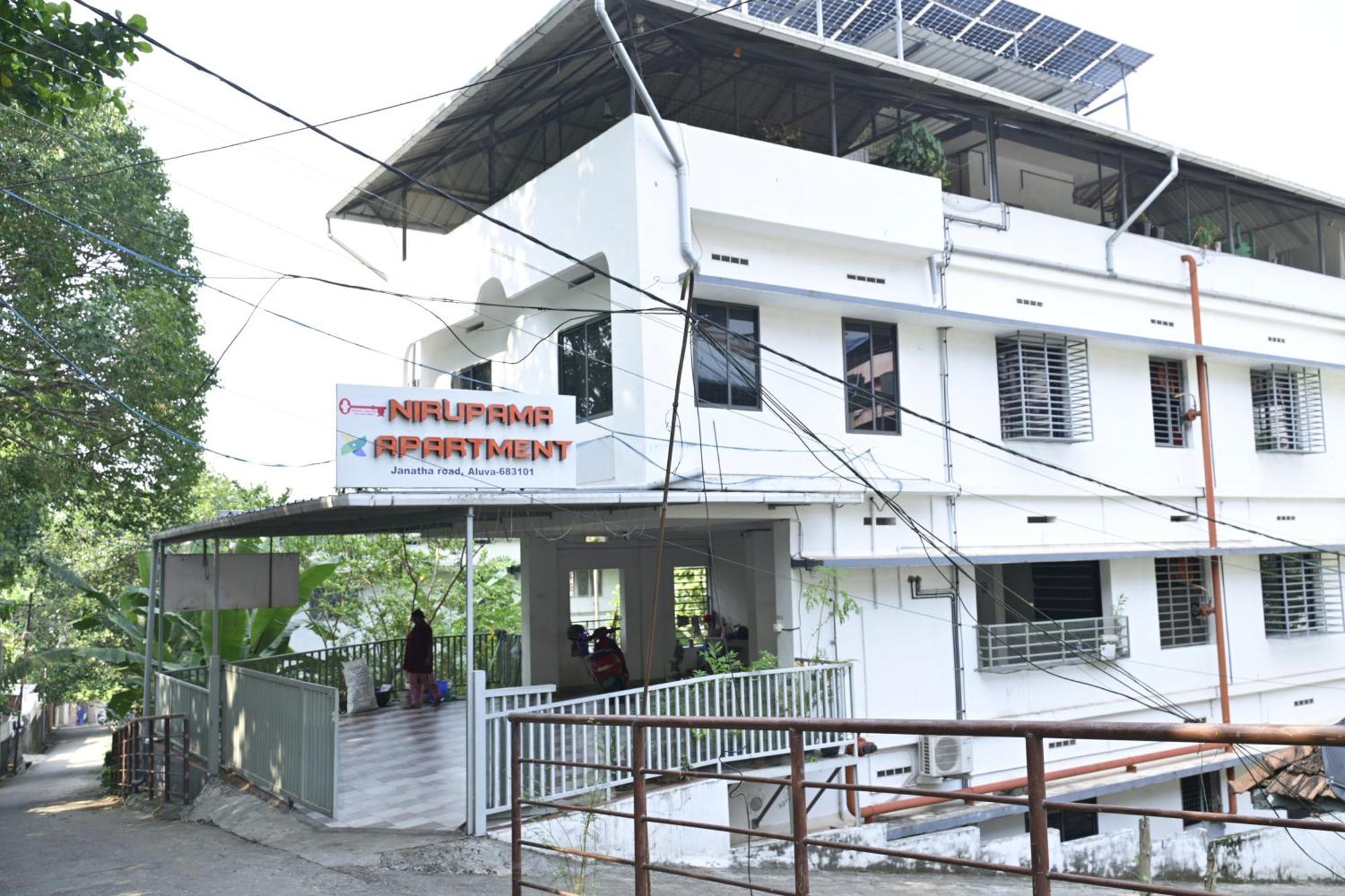 Nirupama,Hotel Aluva 700 Mtr From Aluva Railway Station Alwaye Exterior photo